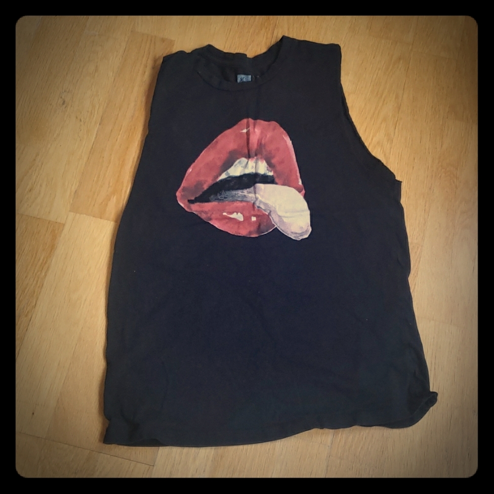 Black cut off lips 💋 tee size small